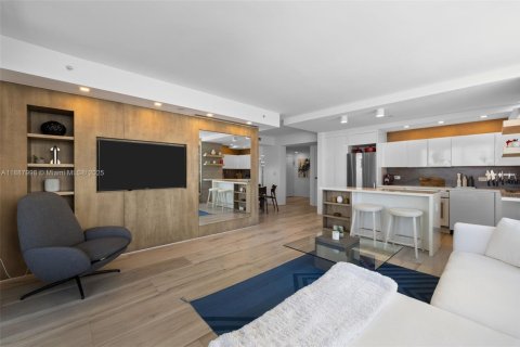 Condo in Miami Beach, Florida, 2 bedrooms  № 2021233 - photo 7