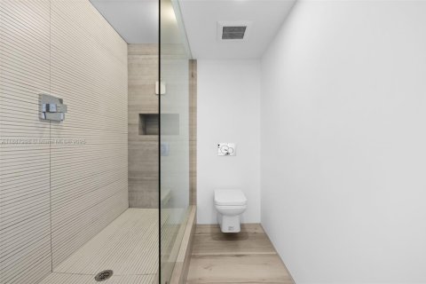 Condo in Miami Beach, Florida, 2 bedrooms  № 2021233 - photo 25