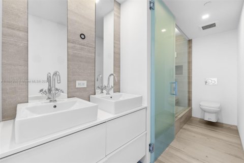 Condo in Miami Beach, Florida, 2 bedrooms  № 2021233 - photo 23