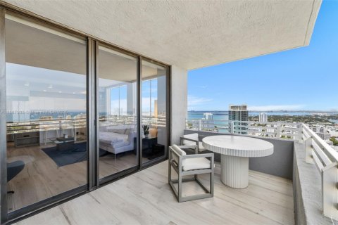 Condo in Miami Beach, Florida, 2 bedrooms  № 2021233 - photo 29