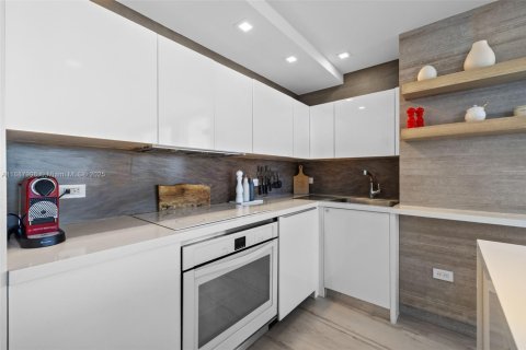 Condo in Miami Beach, Florida, 2 bedrooms  № 2021233 - photo 12