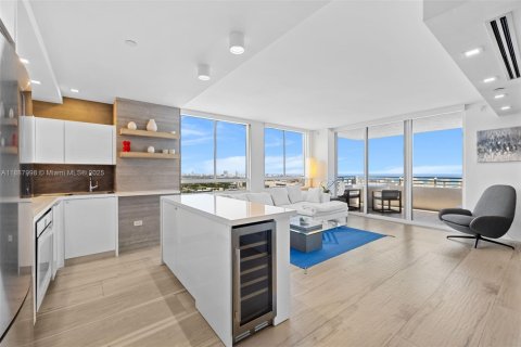 Condo in Miami Beach, Florida, 2 bedrooms  № 2021233 - photo 10