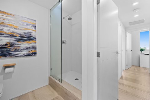 Condo in Miami Beach, Florida, 2 bedrooms  № 2021233 - photo 17