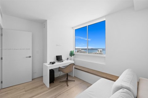 Condo in Miami Beach, Florida, 2 bedrooms  № 2021233 - photo 19