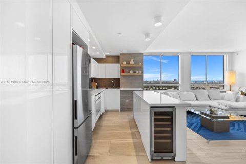 Condo in Miami Beach, Florida, 2 bedrooms  № 2021233 - photo 11