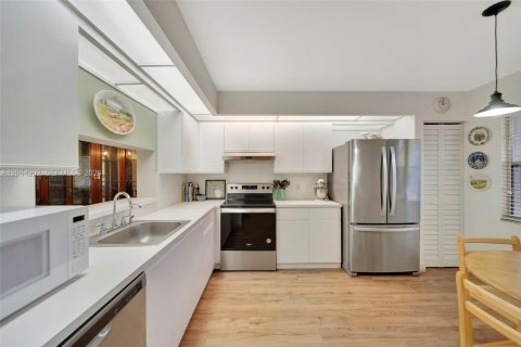 Condo in Pembroke Pines, Florida, 2 bedrooms  № 2076611 - photo 7