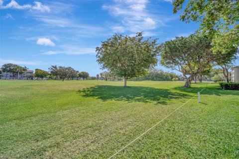 Condo in Pembroke Pines, Florida, 2 bedrooms  № 2076611 - photo 15