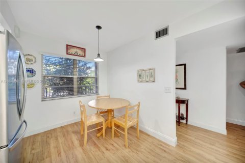 Condo in Pembroke Pines, Florida, 2 bedrooms  № 2076611 - photo 6