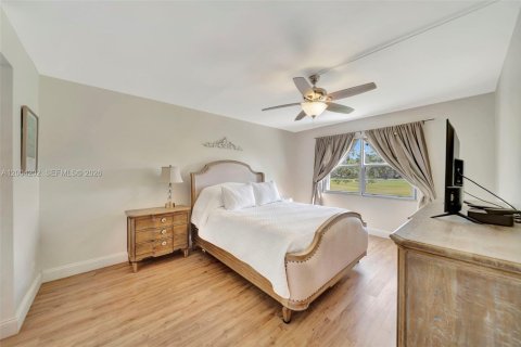 Condo in Pembroke Pines, Florida, 2 bedrooms  № 2076611 - photo 9