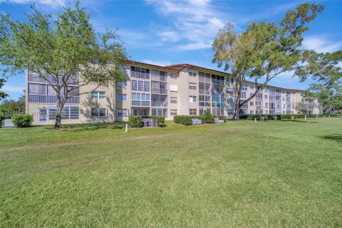 Condo in Pembroke Pines, Florida, 2 bedrooms  № 2076611 - photo 20