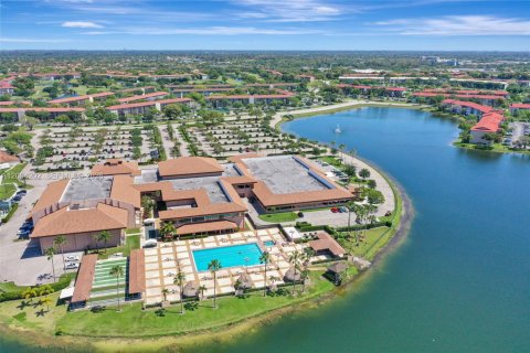 Condo in Pembroke Pines, Florida, 2 bedrooms  № 2076611 - photo 19