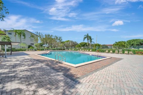 Condo in Pembroke Pines, Florida, 2 bedrooms  № 2076611 - photo 17