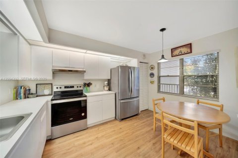 Condo in Pembroke Pines, Florida, 2 bedrooms  № 2076611 - photo 5