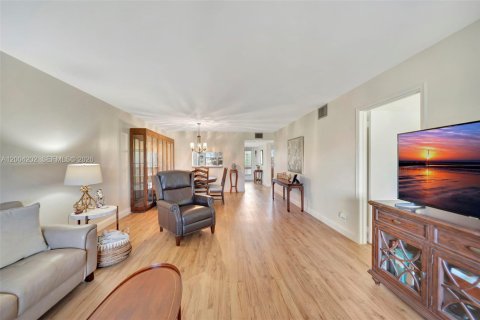 Condo in Pembroke Pines, Florida, 2 bedrooms  № 2076611 - photo 3