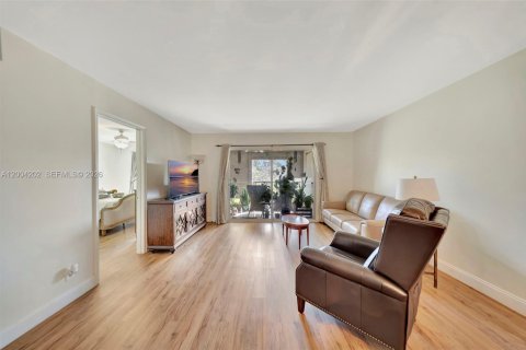 Condo in Pembroke Pines, Florida, 2 bedrooms  № 2076611 - photo 2