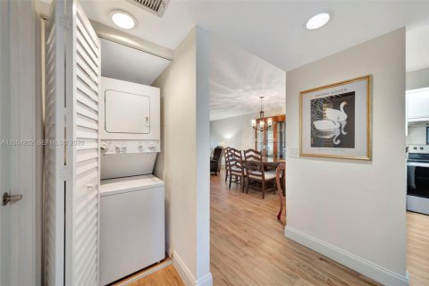 Condo in Pembroke Pines, Florida, 2 bedrooms  № 2076611 - photo 8