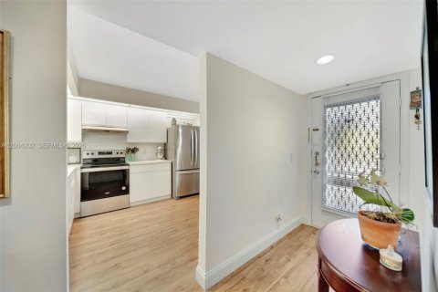 Condo in Pembroke Pines, Florida, 2 bedrooms  № 2076611 - photo 4
