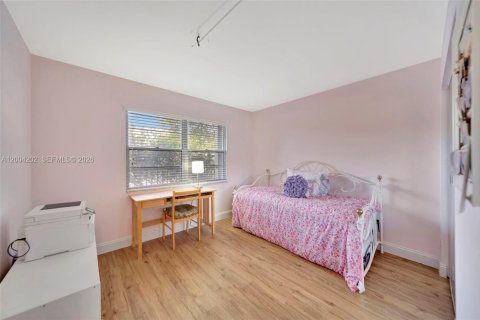 Condo in Pembroke Pines, Florida, 2 bedrooms  № 2076611 - photo 11