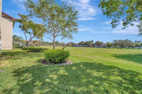 Condo in Pembroke Pines, Florida, 2 bedrooms  № 2076611 - photo 14