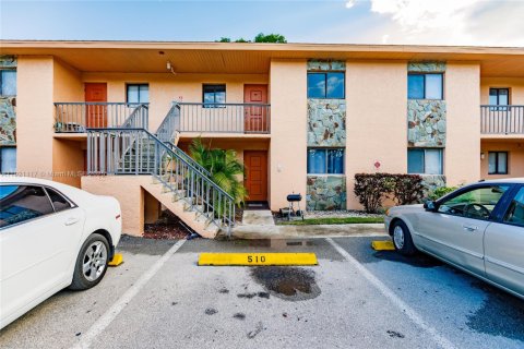 Кондоминиум с 2 спальнями в Форт Майерс, Флорида № 1975243