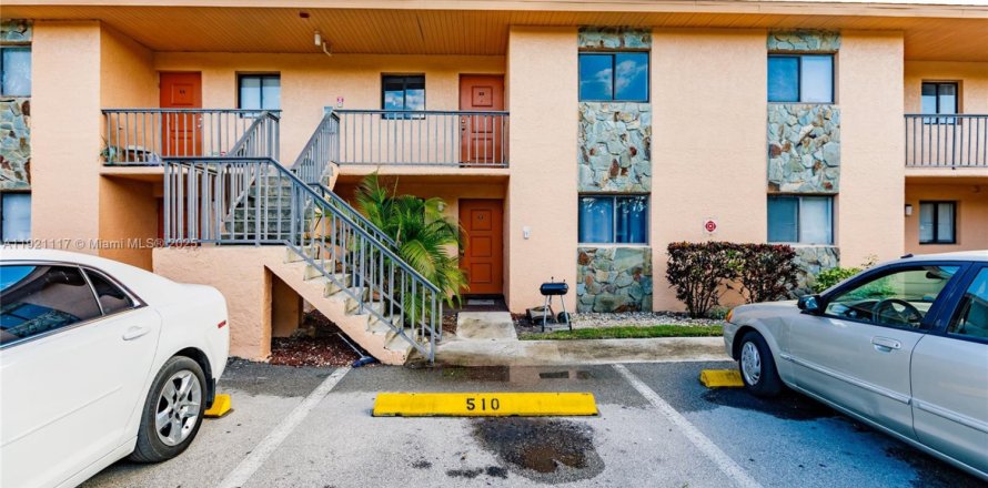 Кондоминиум с 2 спальнями в Форт Майерс, Флорида № 1975243