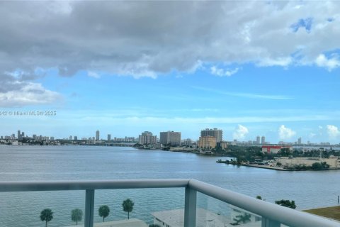Condo in North Bay Village, Florida, 2 bedrooms  № 1848342 - photo 3