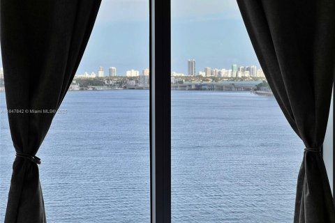 Condo in North Bay Village, Florida, 2 bedrooms  № 1848342 - photo 4