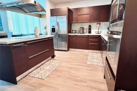 Condo in North Bay Village, Florida, 2 bedrooms  № 1848342 - photo 25