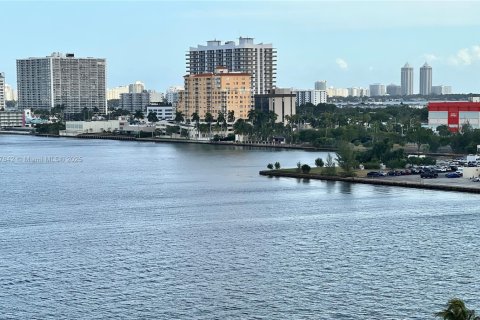 Condo in North Bay Village, Florida, 2 bedrooms  № 1848342 - photo 6
