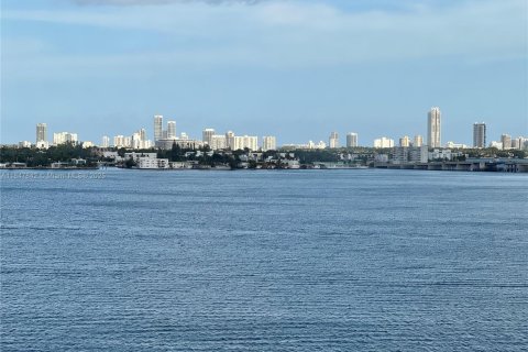 Condo in North Bay Village, Florida, 2 bedrooms  № 1848342 - photo 2