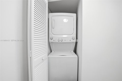 Condo in Miami, Florida, 1 bedroom  № 2052977 - photo 22