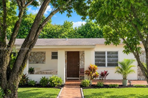 House in Miami, Florida 3 bedrooms, 105.91 sq.m. № 2399691