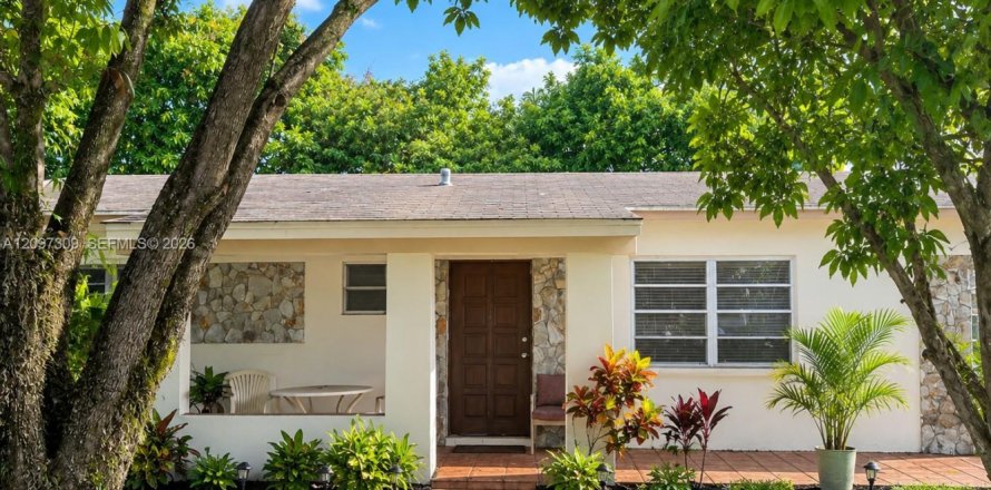 House in Miami, Florida 3 bedrooms, 105.91 sq.m. № 2399691