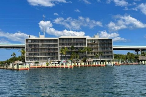 Condo in Miami, Florida, 2 bedrooms  № 1729189 - photo 1