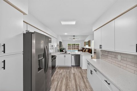 House in Palm Harbor, Florida 3 bedrooms, 189.71 sq.m. № 1909186 - photo 18