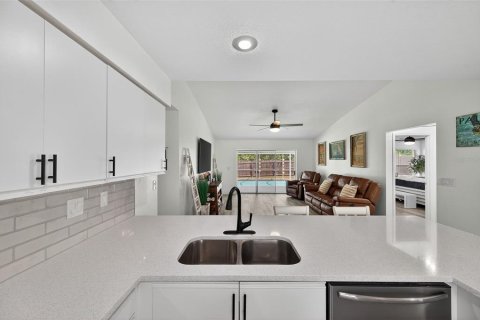 House in Palm Harbor, Florida 3 bedrooms, 189.71 sq.m. № 1909186 - photo 20