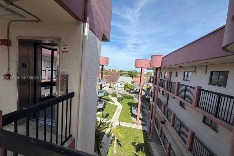 Снять в аренду кондоминиум в Хайалиа, Флорида 2 спальни, 75.44м2, № 2076507 - фото 3