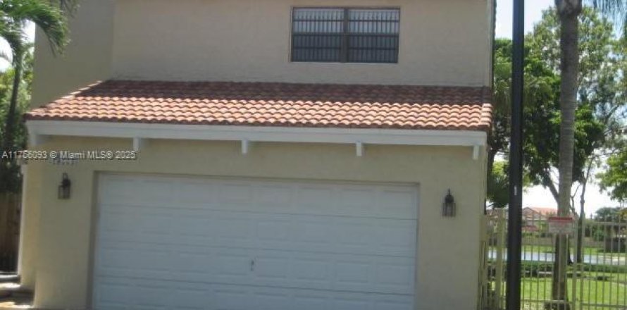 Villa ou maison à Miami, Floride 4 chambres, 214.05 m2 № 1588394