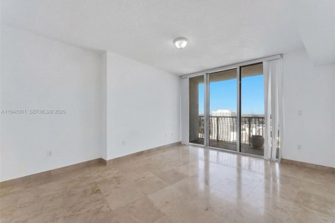 Condo in Miami, Florida, 1 bedroom  № 1998105 - photo 17