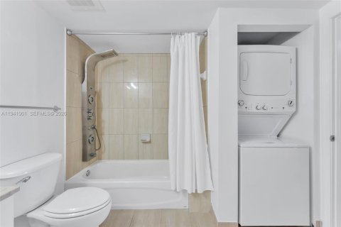 Condo in Miami, Florida, 1 bedroom  № 1998105 - photo 21