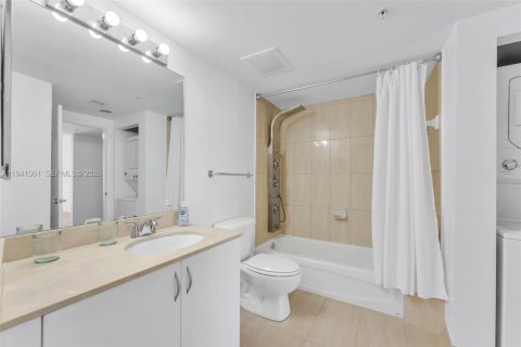 Condo in Miami, Florida, 1 bedroom  № 1998105 - photo 20