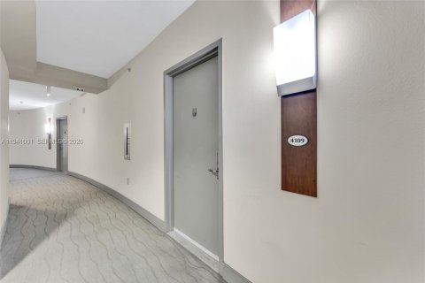 Condo in Miami, Florida, 1 bedroom  № 1998105 - photo 7