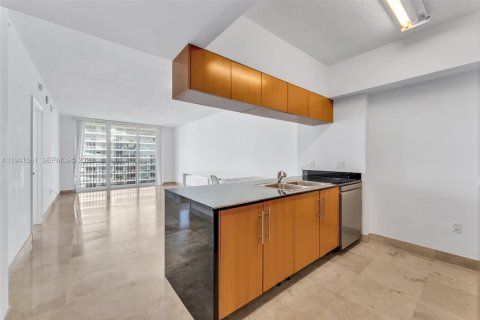 Condo in Miami, Florida, 1 bedroom  № 1998105 - photo 9