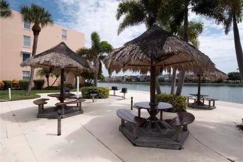 Снять в аренду кондоминиум в Южная Пасадена, Флорида 2 спальни, 108.7м2, № 1722154 - фото 1