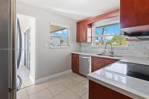 Купить таунхаус в Корал-Спрингс, Флорида 3 спальни, 123.56м2, № 2066183 - фото 12