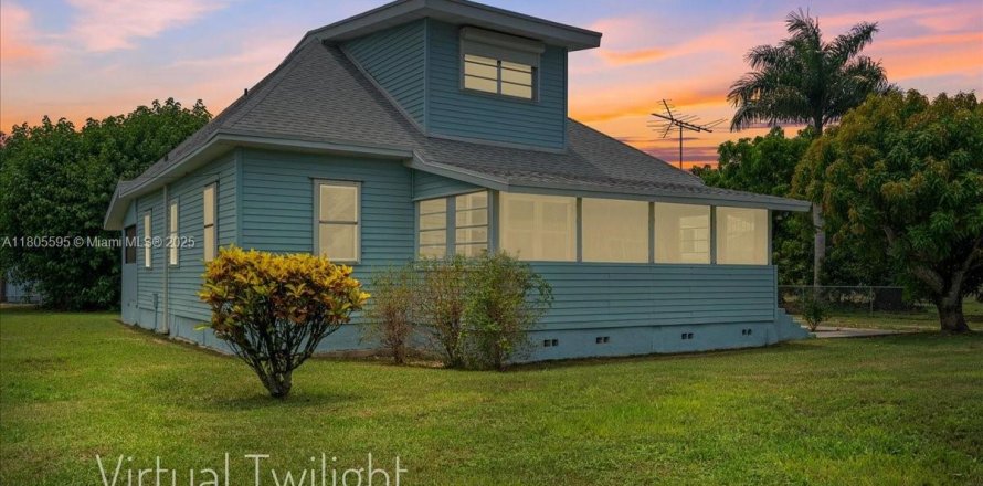 House in Homestead, Florida 4 bedrooms, 308.44 sq.m. № 1779465