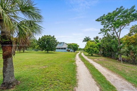 House in Homestead, Florida 4 bedrooms, 308.44 sq.m. № 1779465 - photo 15