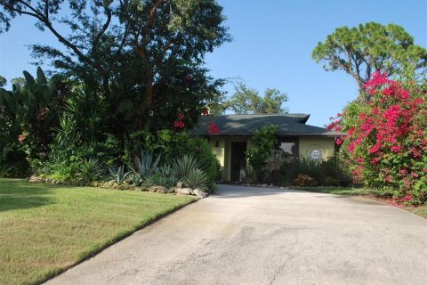 House in Edgewater, Florida 3 bedrooms, 155.33 sq.m. № 1810689 - photo 1