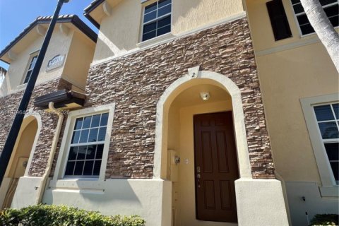 Снять в аренду таунхаус в Катлер-Бей, Флорида 3 спальни, 143.26м2, № 2046465 - фото 1