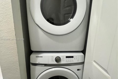 Снять в аренду таунхаус в Катлер-Бей, Флорида 3 спальни, 143.26м2, № 2046465 - фото 13